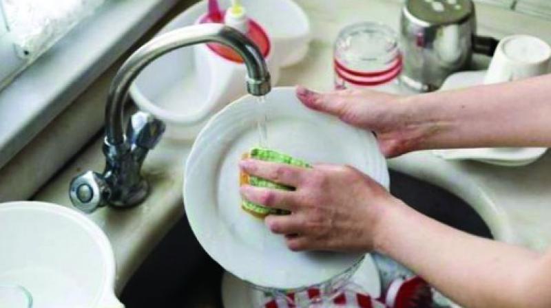 How to remove stubborn stains from plastic utensils