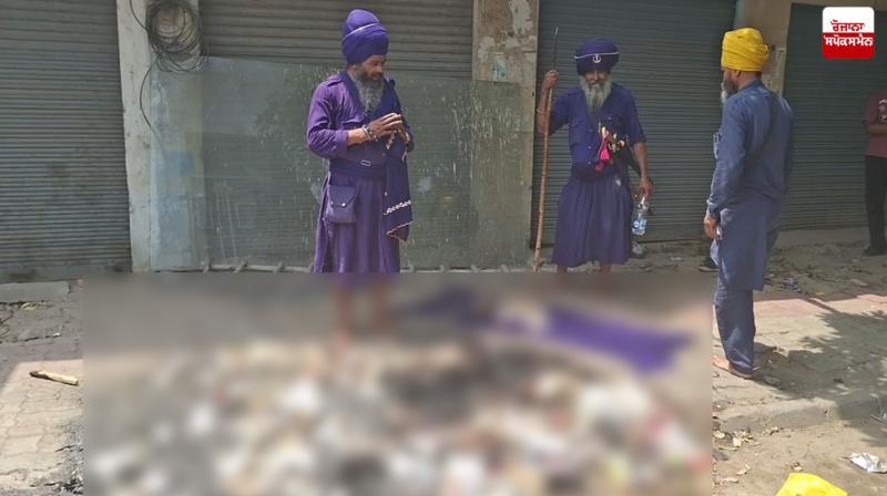 ਅੰਮ੍ਰਿਤਸਰ ’ਚ ਧਾਰਮਿਕ ਤਸਵੀਰਾਂ,ਪੁਸਤਕਾਂ ਦੀ ਹੋਈ ਬੇਅਦਬੀ, ਸੜਕ ਦੇ ਕਿਨਾਰੇ ਕੀਤਾ ਗਿਆ ਅਗਨ ਭੇਂਟ