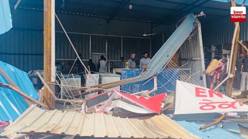 ਨਾਜਾਇਜ਼ ਕਬਜ਼ੇ ਦੇ ਮਾਮਲੇ ’ਚ ਤੁਰੰਤ ਕਾਰਵਾਈ, ਨਗਰ ਕੌਂਸਲ ਜ਼ੀਰਕਪੁਰ ਨੇ ਵਾਈਨ ਸ਼ਾਪ ਦੇ ਅਸਥਾਈ ਢਾਂਚੇ ਨੂੰ ਢਾਹਿਆ