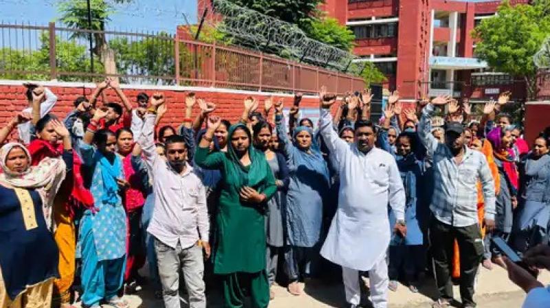 ਥਾਣੇ ਦੇ ਬਾਹਰ ਨਾਅਰੇਬਾਜੀ ਕਰਦੇ ਲੋਕ