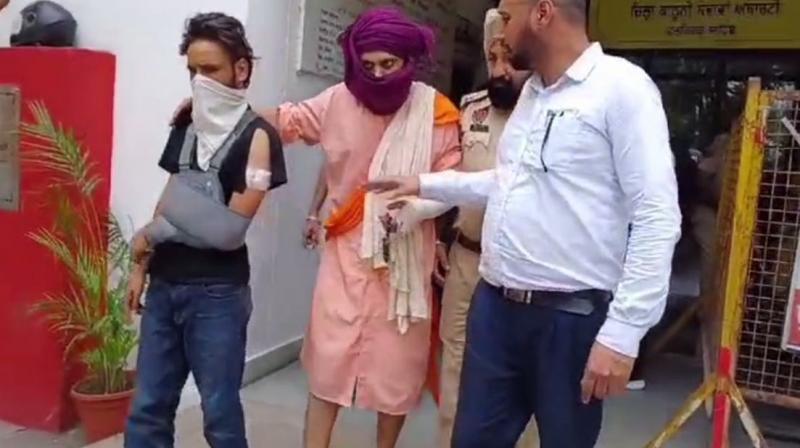 ਪੁਲਿਸ ਬਾਬਾ ਗੁਰਵਿੰਦਰ ਸਿੰਘ ਨੂੰ ਮੈਡੀਕਲ ਕਰਾਉਣ ਲਈ ਲਿਜਾਂਦੀ ਹੋਈ 