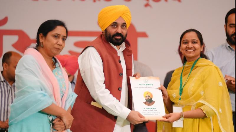 ਮੁੱਖ ਮੰਤਰੀ ਭਗਵੰਤ ਮਾਨ ਸੁਪਰਵਾਈਜ਼ਰਾਂ ਨੂੰ ਨਿਯੁਕਤੀ ਪੱਤਰ ਸੌਂਪਦੇ ਹੋਏ 