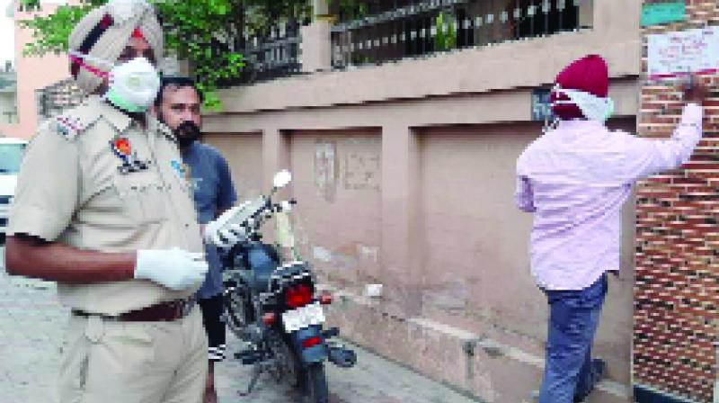 ਡੇਰਾਬੱਸੀ ਦੇ ਆਦਰਸ਼ ਨਗਰ ਦੇ ਇਕ ਪਰਵਾਰ ਨੂੰ ਏਕਾਂਤਵਾਸ ਕਰਦੀ ਹੋਈ ਸਿਹਤ ਵਿਭਾਗ ਦੀ ਟੀਮ।