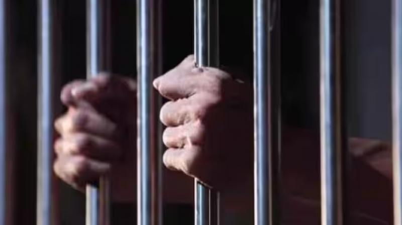 17 prisoners flee from jail 