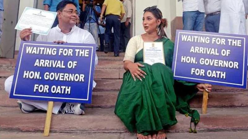 ਵਿਧਾਨ ਸਭਾ ’ਚ ਸਹੁੰ ਚੁਕਣ ਦੀ ਮੰਗ ਨੂੰ ਲੈ ਕੇ ਵਿਧਾਨ ਸਭਾ ਦੀਆਂ ਪੌੜੀਆਂ ’ਤੇ ਧਰਨਾ ਦਿੰਦੇ ਨਵੇਂ ਚੁਣੇ ਗਏ ਵਿਧਾਇਕ। 