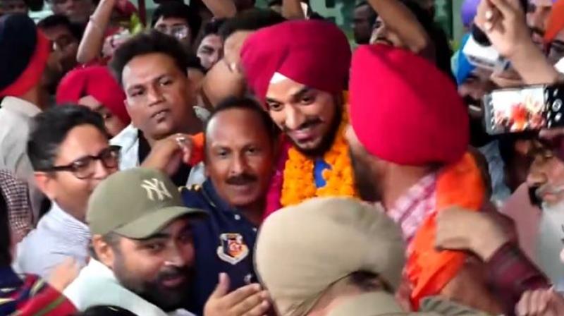 Arshdeep Singh with fans.