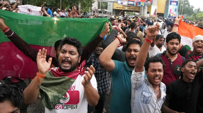 Kolkata: Supporters of football clubs Mohun Bagan and East Bengal protest against the alleged rape and murder of a woman doctor at the RG Kar Medical College and Hospital, in Kolkata, Sunday, Aug. 18, 2024. Supporters of the arch-rival clubs gathered near the Salt Lake stadium, the venue of the cancelled Kolkata Derby, on Sunday evening in a rare show of camaraderie to protest the alleged rape and murder. (PTI Photo/Swapan Mahapatra)