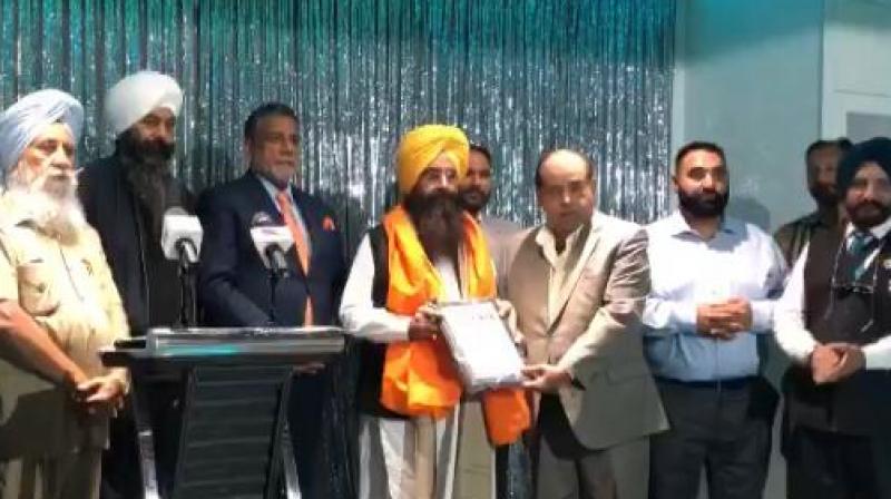 ਪੰਜਾਬ ਦੇ ਖੇਤੀਬਾੜੀ ਮੰਤਰੀ ਗੁਰਮੀਤ ਸਿੰਘ ਖੁੱਡੀਆ ਦਾ ਸਰੀ ’ਚ ਸਨਮਾਨ 