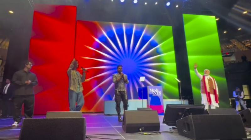 ਨਿਊਯਾਰਕ ਵਿਖੇ ਐਤਵਾਰ ਨੂੰ ਅਮਰੀਕਾ ਦੇ ਨਿਊਯਾਰਕ ’ਚ ਭਾਰਤੀ ਭਾਈਚਾਰੇ ਦੇ ਇਕ ਪ੍ਰੋਗਰਾਮ ਦੌਰਾਨ ਪ੍ਰਧਾਨ ਮੰਤਰੀ ਨਰਿੰਦਰ ਮੋਦੀ। ਉਨ੍ਹਾਂ ਨਾਲ ਨਜ਼ਰ ਆ ਰਹੇ ਹਨ ਰੈਪਰ ਸੂਰਜ ਚੇਰੂਕਟ ਉਰਫ ਹਨੂੰਮਾਨਕਾਇੰਡ, ਗਾਇਕ ਆਦਿੱਤਿਆ ਗੜ੍ਹਵੀ ਤੇ ਦੇਵੀ ਸ਼੍ਰੀ ਪ੍ਰਸਾਦ।(PTI Photo)