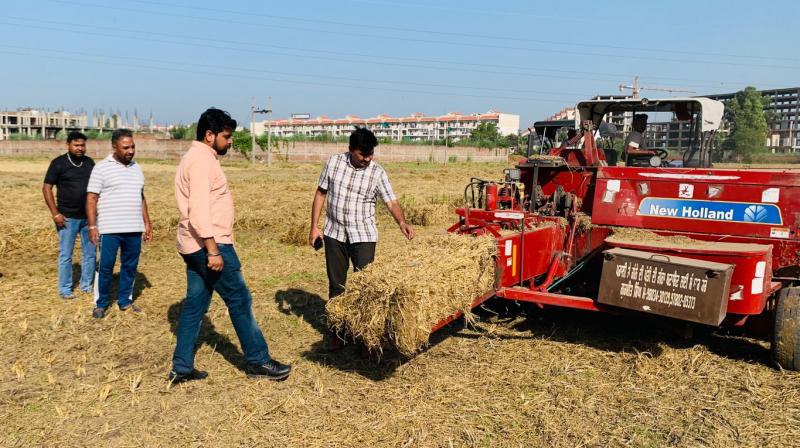 ਕਿਸਾਨਾਂ ਨੂੰ ਸੁਪਰੀਮ ਕੋਰਟ ਅਤੇ ਐਨ ਜੀ ਟੀ ਦੇ ਦਿਸ਼ਾ-ਨਿਰਦੇਸ਼ਾਂ ਪ੍ਰਤੀ ਜਾਗਰੂਕ ਕਰਨ ਅਤੇ ਖੇਤਾਂ ਵਿੱਚ ਅੱਗ ਲੱਗਣ ਦੀਆਂ ਘਟਨਾਵਾਂ ਪ੍ਰਤੀ ਸੁਚੇਤ ਕਰਨ ਲਈ ਪ੍ਰਸ਼ਾਸਨਿਕ ਅਧਿਕਾਰੀਆਂ ਨੇ ਬੁੱਧਵਾਰ ਨੂੰ ਫੀਲਡ ਦਾ ਦੌਰਾ ਕੀਤਾ।