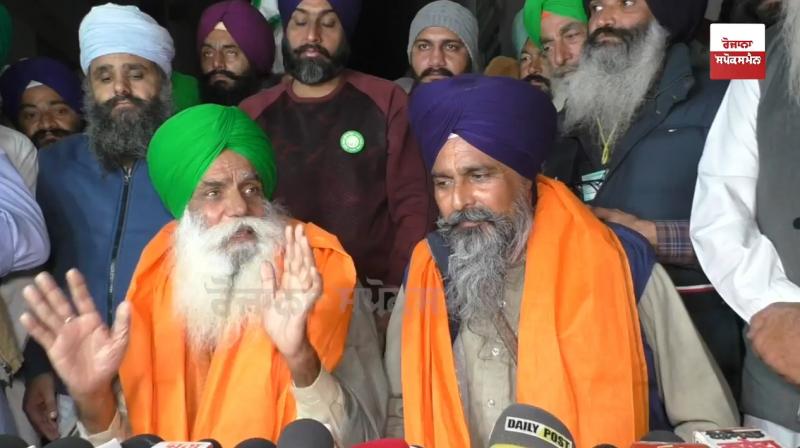 Jagjit Singh Dallewal with other farmer leaders. 