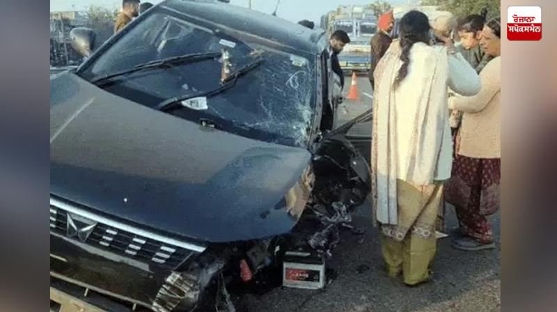 Accident due to burst tire of car in Jalandhar, five members of the same family injured latest news in punjabi 