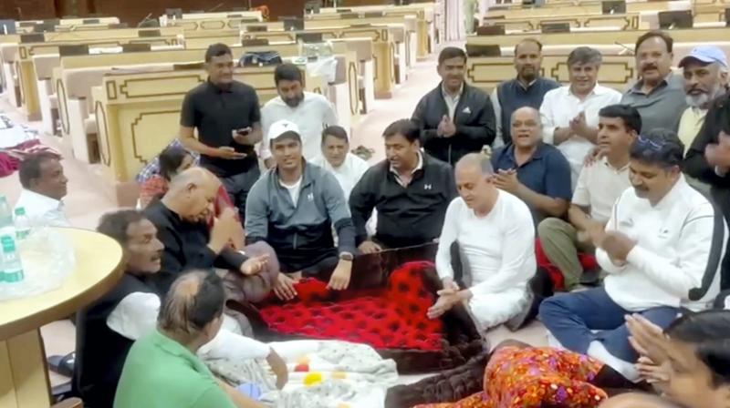 ਕਾਂਗਰਸ ਵਿਧਾਇਕਾਂ ਨੇ ਸ਼ੁਕਰਵਾਰ  ਦੀ ਸਾਰੀ ਰਾਤ ਵਿਧਾਨ ਸਭਾ ’ਚ ਹੀ ਬਿਤਾਈ। (Photo: PTI)