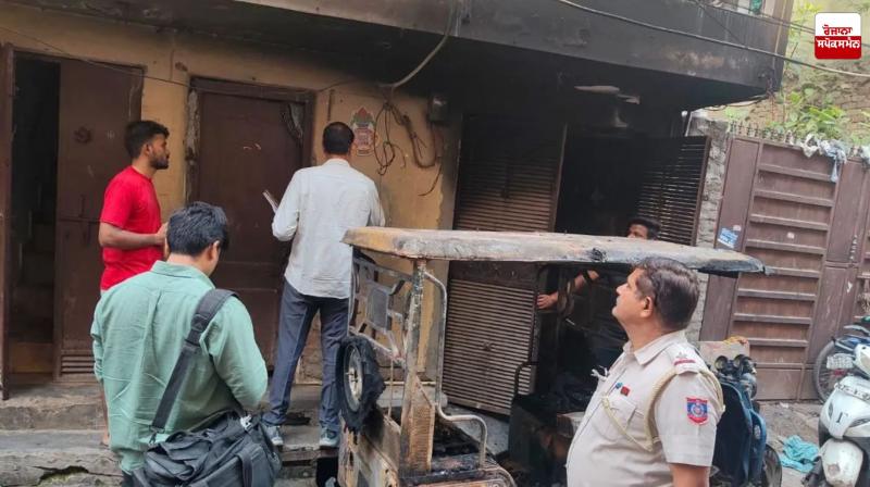 E-rickshaw catches fire while charging in Delhi Latest News in Punjabi 