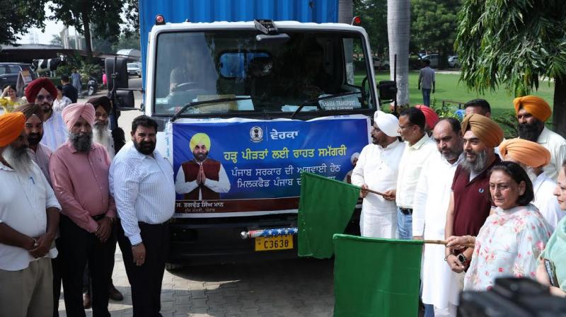 ਮਿਲਕਫੈਡ ਪੰਜਾਬ ਨੇ ਡੇਅਰੀ ਕਿਸਾਨਾਂ ਅਤੇ ਪਸ਼ੂਆਂ ਨੂੰ ਕਾਇਮ ਰੱਖਣ ਦੇ ਨਾਲ-ਨਾਲ ਪ੍ਰਭਾਵਿਤ ਆਬਾਦੀ ਨੂੰ ਦੁੱਧ ਅਤੇ ਭੋਜਨ ਦੀਆਂ ਜ਼ਰੂਰੀ ਵਸਤਾਂ ਦੀ ਸਪਲਾਈ ਨੂੰ ਯਕੀਨੀ ਬਣਾਉਣ ਲਈ ਇੱਕ ਵਿਆਪਕ ਦੋ-ਪੱਖੀ ਰਣਨੀਤੀ ਨੂੰ ਸਰਗਰਮ ਕੀਤਾ। 