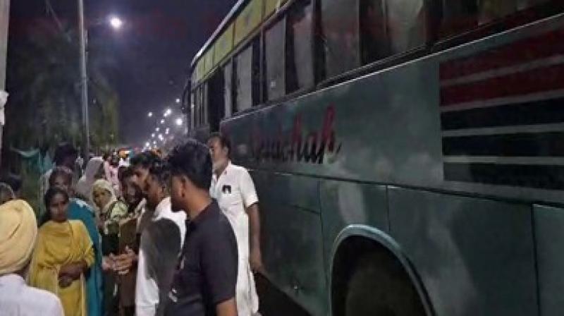 Private bus accident in Amritsar, 3 people sitting on the roof die