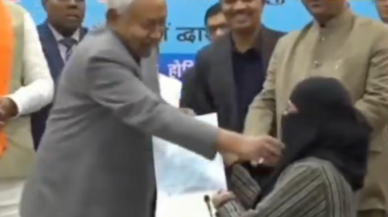 ਬਿਹਾਰ ਦੇ ਮੁੱਖ ਮੰਤਰੀ ਨਿਤੀਸ਼ ਕੁਮਾਰ ਨੇ ਛੇੜਿਆ ਨਵਾਂ ਵਿਵਾਦ, ਮੰਚ ਉਤਾਰ ਦਿਤਾ ਔਰਤ ਦਾ ਹਿਜਾਬ