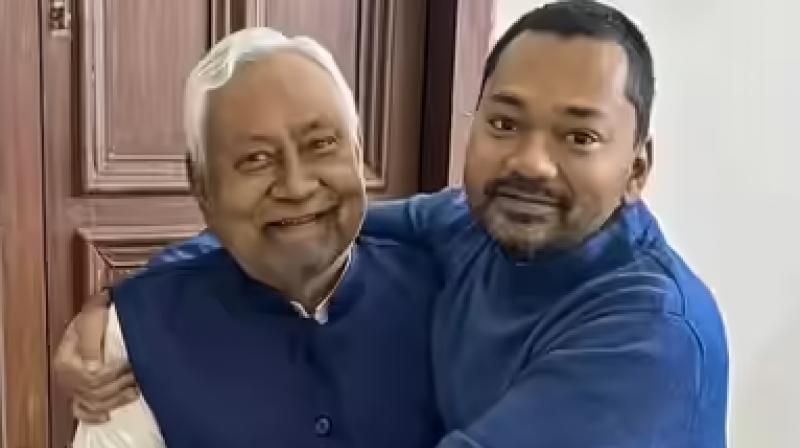 ਨੀਤਿਸ਼ ਕੁਮਾਰ ਪੁੱਤਰ ਨਿਸ਼ਾਂਤ ਨਾਲ।