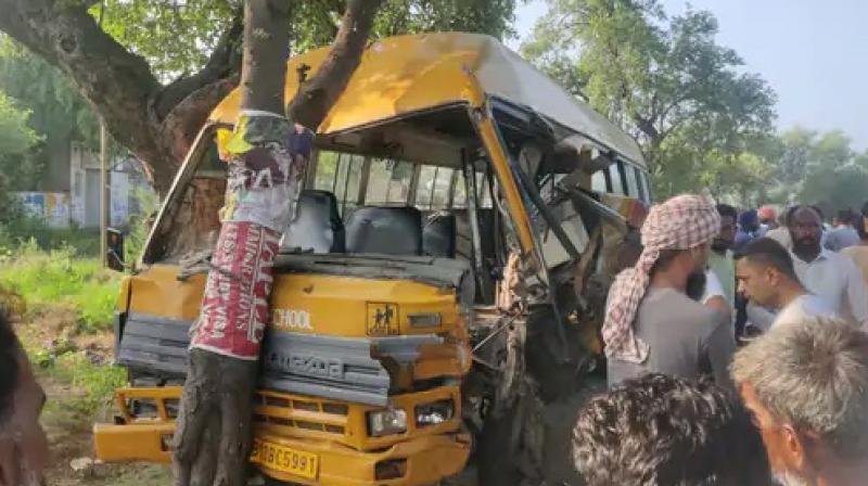 A school van hit a tree due to the negligence of the driver, one child died, 3 were seriously injured