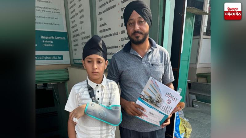 ਪਿਤਾ, ਬੱਚੇ ਦੀ ਉਂਗਲ ’ਤੇ ਹੋਇਆ ਫਰੈਕਚਰ ਬਾਰੇ ਜਾਣਕਾਰੀ ਦਿੰਦੇ ਹੋਏ 