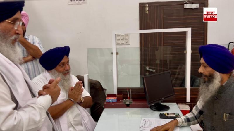 ਸੁਖਬੀਰ ਸਿੰਘ ਬਾਦਲ ਸ੍ਰੀ ਅਕਾਲ ਤਖ਼ਤ ਸਾਹਿਬ ਵਿਖੇ ਲਿਖਤੀ ਅਰਜ਼ੀ ਸੌਂਪਦੇ ਹੋਏ  