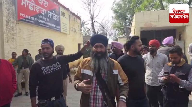 A fight broke out between two parties outside Machhiwara Sahib police station.