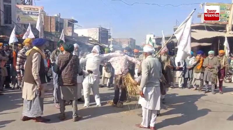  ਕਿਸਾਨ ਜਥੇਬੰਦੀਆਂ ਕੇਂਦਰ ਅਤੇ ਹਰਿਆਣਾ ਪੰਜਾਬ ਸਰਕਾਰ ਦਾ ਪੁਤਲਾ ਸਾੜਦੇ ਹੋਏ 