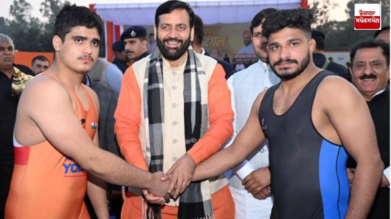 ਹਰਿਆਣਾ ਦੇ ਮੁੱਖ ਮੰਤਰੀ ਨਾਇਬ ਸੈਣੀ ਖਿਡਾਰੀਆਂ ਨਾਲ ਹੱਥ ਮਿਲਾਉਂਦੇ ਹੋਏ 