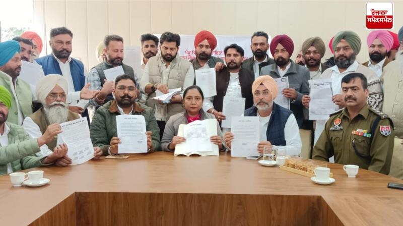 ਡਾ. ਬਲਜੀਤ ਕੌਰ ਮਲੋਟ ਵਿਖੇ ਚੁਣੇ ਹੋਏ ਸਰਪੰਚਾਂ-ਪੰਚਾਂ ਅਤੇ ਮੋਹਤਵਰਾਂ ਨੂੰ ਪਿੰਡਾਂ ’ਚ ਨਸ਼ੇ ਦੀ ਰੋਕਥਾਮ ਸਬੰਧੀ ਸਖ਼ਤ ਕਦਮ ਪੁੱਟਣ ਦੀ ਅਪੀਲ ਕਰਦੇ ਹੋਏ 