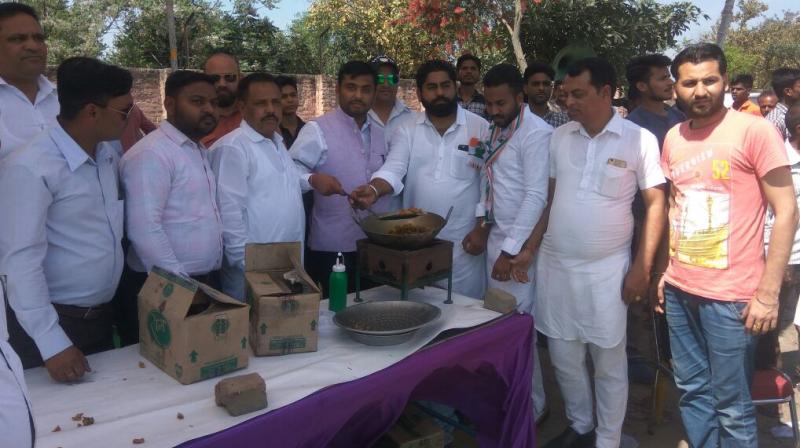 Congressmen target pakoras on Modi government