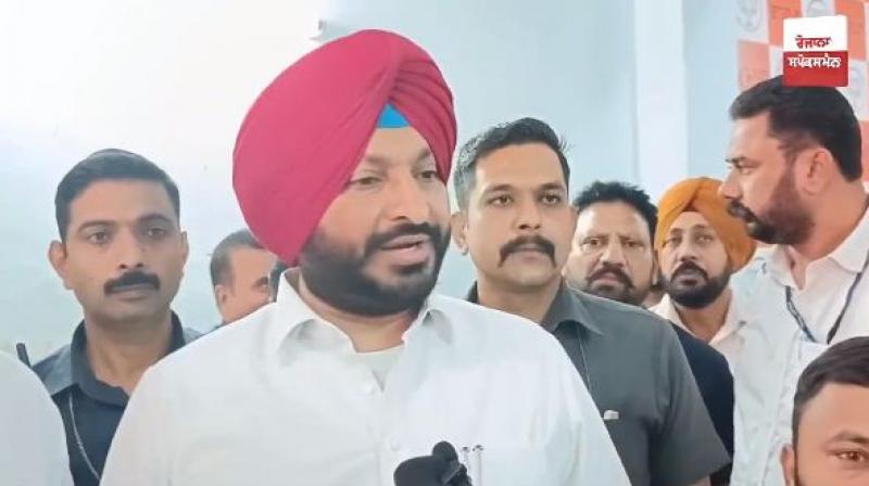 ਕੇਂਦਰੀ ਰਾਜ ਮੰਤਰੀ ਰਵਨੀਤ ਬਿੱਟੂ ਪੱਤਰਕਾਰਾਂ ਨਾਲ ਗੱਲਬਾਤ ਕਰਦੇ ਹੋਏ 