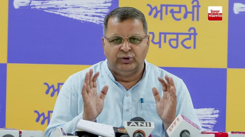 'ਆਪ’ ਦਾ ਬੁਲਾਰਾ ਨੀਲ ਗਰਗ ਪੱਤਰਕਾਰਾਂ ਨਾਲ ਗੱਲਬਾਤ ਕਰਦੇ ਹੋਏ 