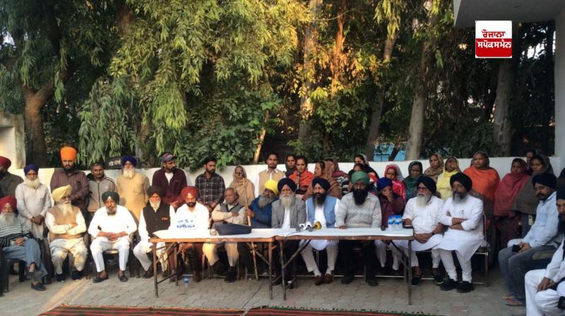 ਪੀੜਤ ਪਰਿਵਾਰ ਕੁੰਭੜਾ ਦੀ ਧਰਮਸ਼ਾਲਾ ’ਚ ਹੰਗਾਮੀ ਪ੍ਰੈਸ ਕਾਨਫ਼ਰੰਸ ਕਰਦੇ ਹੋਏ  