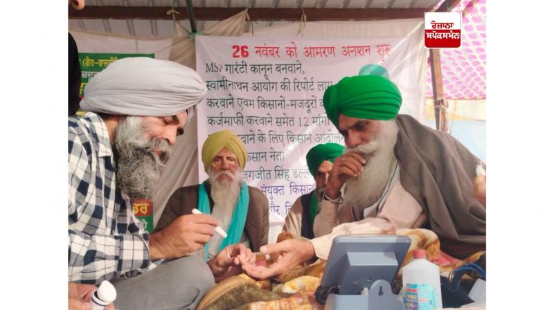 ਜਗਜੀਤ ਸਿੰਘ ਡੱਲੇਵਾਲ ਦਾ ਚੈਕਅਪ ਕਰਦੇ ਹੋਏ ਡਾਕਟਰ 