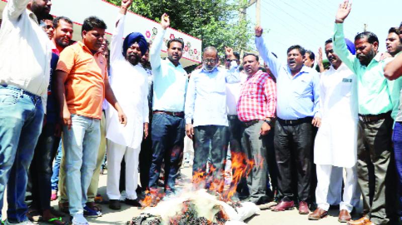 Akalis burnt Manpreet Badal's effigy
