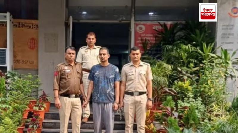 ਪੁਲਿਸ ਮੁਲਜ਼ਮ ਨੂੰ ਫੜ ਕੇ ਲਿਜਾਂਦੀ ਹੋਈ 