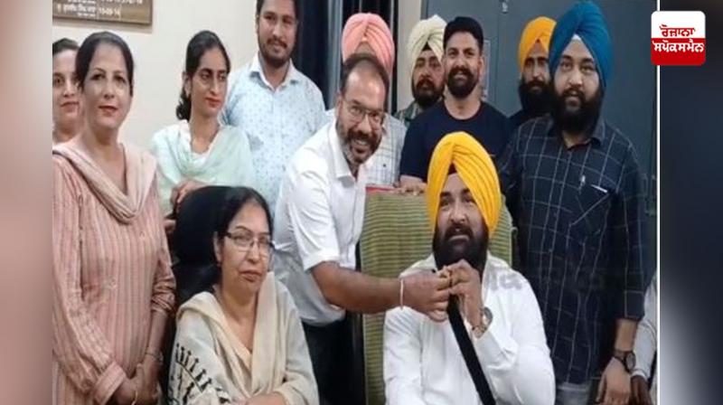 Mp ਸਰਬਜੀਤ ਸਿੰਘ ਖਾਲਸਾ ਪੱਤਰਕਾਰਾਂ ਨਾਲ ਗੱਲਬਾਤ ਕਰਦੇ ਹੋਏ 