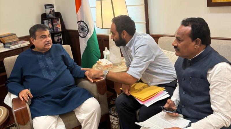 ਮੀਤ ਹੇਅਰ, ਨਿਤਿਨ ਗਡਕਰੀ ਨਾਲ ਗੱਲਬਾਤ ਕਰਦੇ ਹੋਏ 