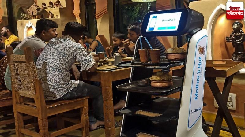 ਰੇਸਤਰਾਂ ’ਚ ਰੋਬੋਟ ਖਾਣਾ ਪਰੋਸਦਾ ਹੋਏ 