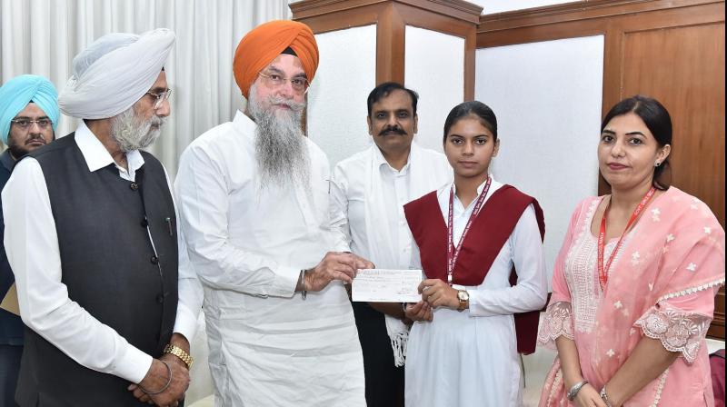 ਪੰਜਾਬ ਵਿਧਾਨ ਸਭਾ ਸਪੀਕਰ ਕੁਲਤਾਰ ਸਿੰਘ ਸੰਧਵਾਂ ਵਿਦਿਆਰਥੀਆਂ ਨੂੰ ਨਕਦ ਇਨਾਮਾਂ ਨਾਲ ਕੀਤਾ ਸਨਮਾਨਿਤ ਕਰਦੇ ਹੋਏ 