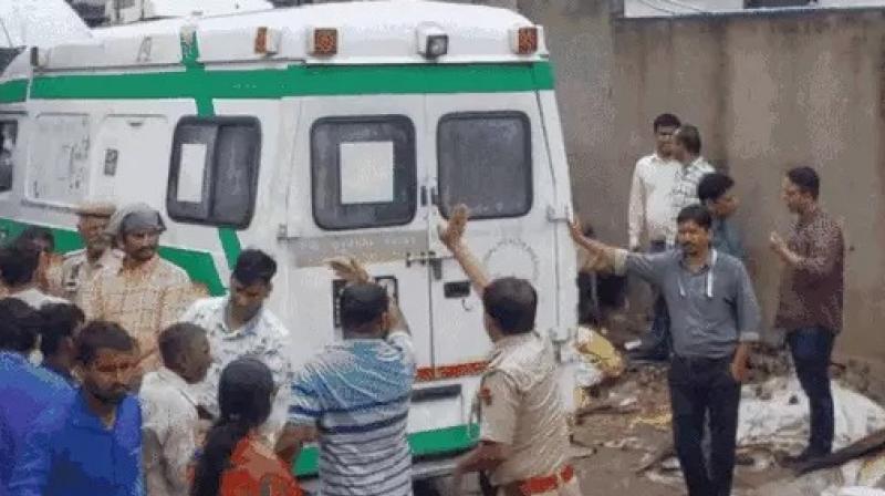 ਲਾਸ਼ਾ ਨੂੰ  ਮੁਰਦਾਘਰ ਲਿਜਾਂਦੇ ਹੋਏ ਤਸਵੀਰ 