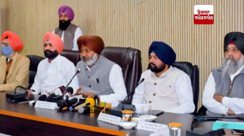 ਕੈਬਨਿਟ ਮੰਤਰੀ ਹਰਪਾਲ ਸਿੰਘ ਚੀਮਾ ਪੱਤਰਕਾਰਾਂ ਨੂੰ ਜਾਣਕਾਰੀ ਦਿੰਦੇ ਹੋਏ 