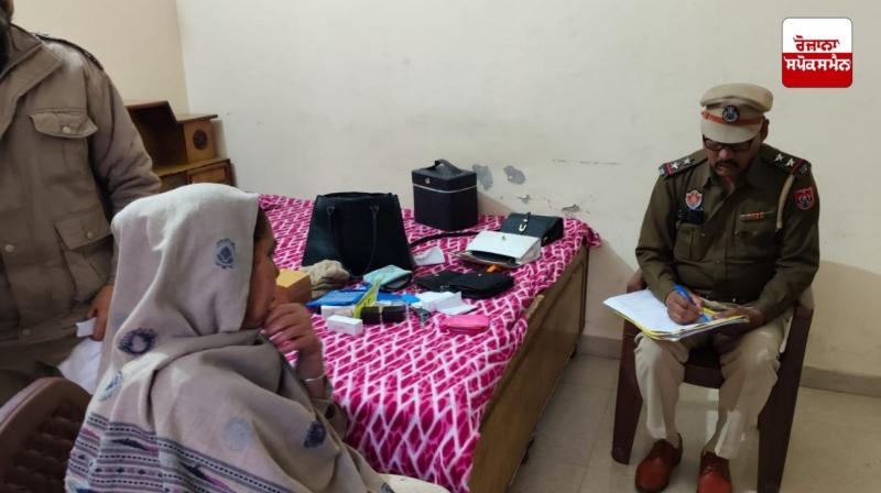 ਪਰਿਵਾਰ ਪੁਲਿਸ ਨੂੰ ਚੋਰੀ ਦੀ ਵਾਰਦਾਤ ਦੀ ਜਾਣਕਾਰੀ ਦਿੰਦੇ ਹੋਏ