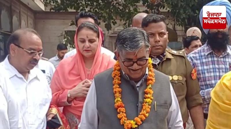 Governor Gulab Chand Kataria pays obeisance at ancient Kali Mata temple in Patiala