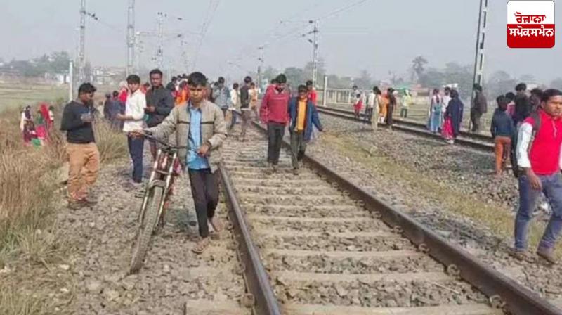 2 boys flying kites on railway tracks die after being hit by train