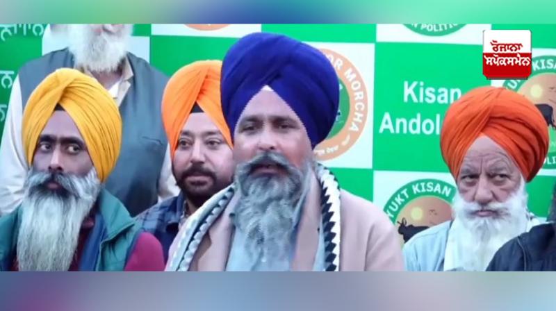 ਸ਼ੰਭੂ ਬਾਰਡਰ ਤੋਂ ਕਿਸਾਨ ਆਗੂ ਸਰਵਣ ਪੰਧੇਰ ਪ੍ਰੈੱਸ ਕਾਨਫਰੰਸ ਪੱਤਰਕਾਰਾਂ ਨਾਲ ਗੱਲਬਾਤ ਕਰਦੇ ਹੋਏ 