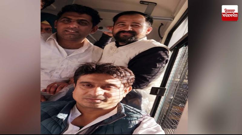 ਪੁਲਿਸ ਨੇ ਨੌਜਵਾਨ ਪ੍ਰਦਰਸ਼ਨਕਾਰੀਆਂ ਨੂੰ ਗ੍ਰਿਫ਼ਤਾਰ ਕਰਕੇ ਲਿਜਾਂਦੇ ਹੋਏ 