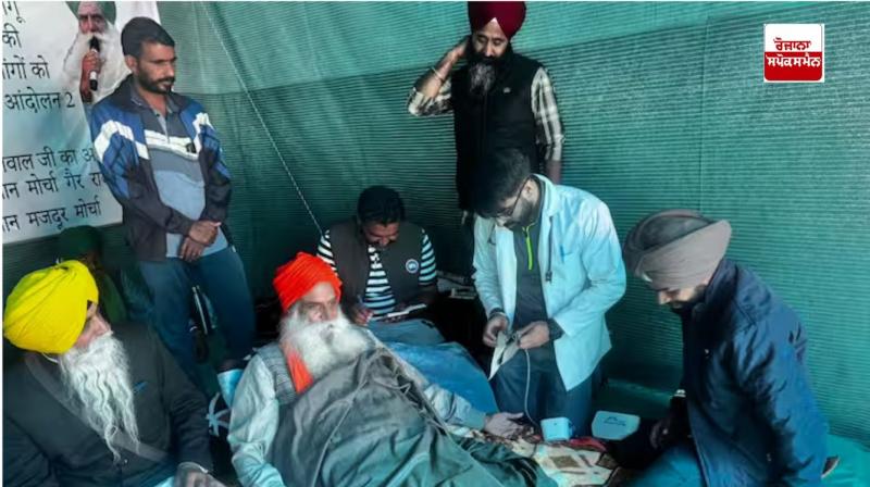 ਡਾਕਟਰ  ਕਿਸਾਨ ਆਗੂ ਜਗਜੀਤ ਸਿੰਘ ਡੱਲੇਵਾਲ ਦਾ ਚੈਕਅਪ ਕਰਦੇ ਹੋਏ 