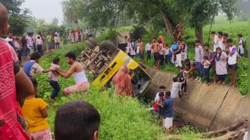 ਬੱਸ ਨਹਿਰ ’ਚ ਪਲਟੀ ਹੋਈ  