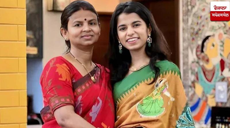 MLA Maithili Thakur's mother's purse stolen